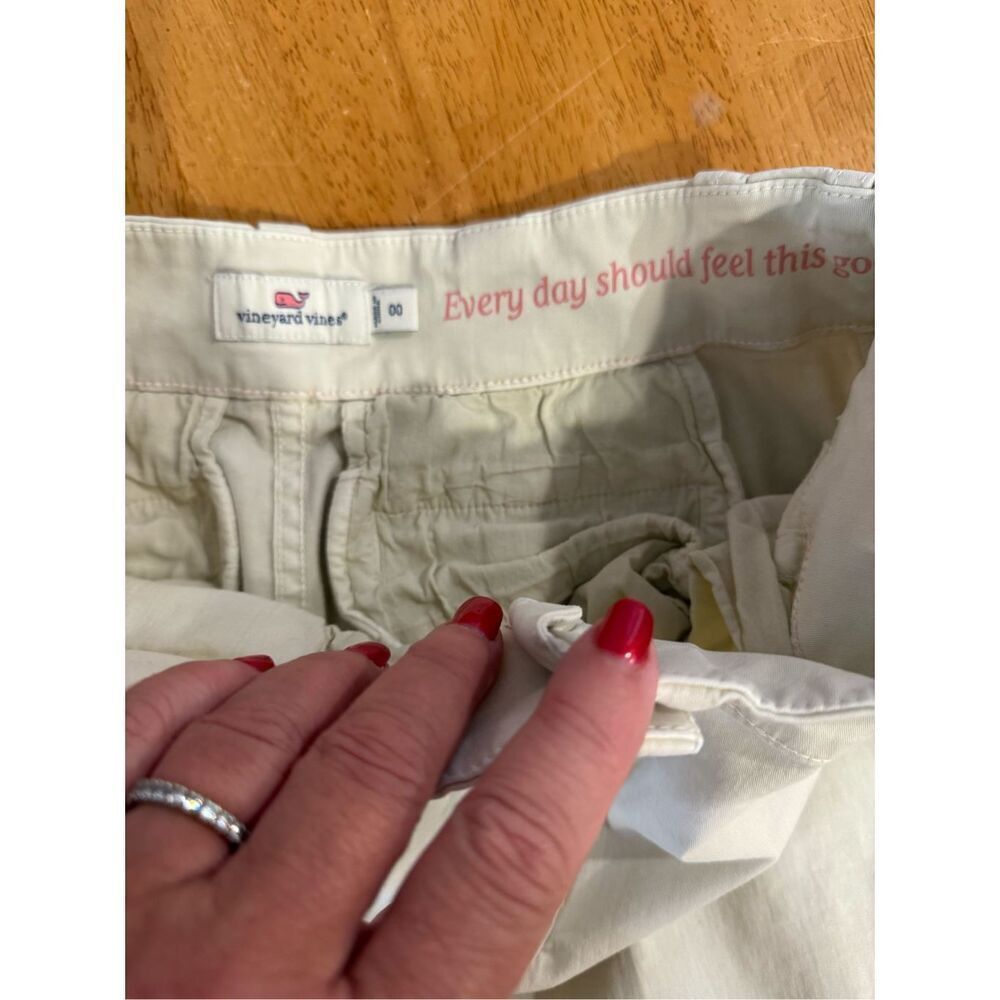 Vineyard Vines womens Beige Bermuda Shorts SZ 00 - Picture 8 of 9